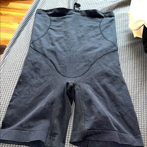 Black seem-less under dust shape ware